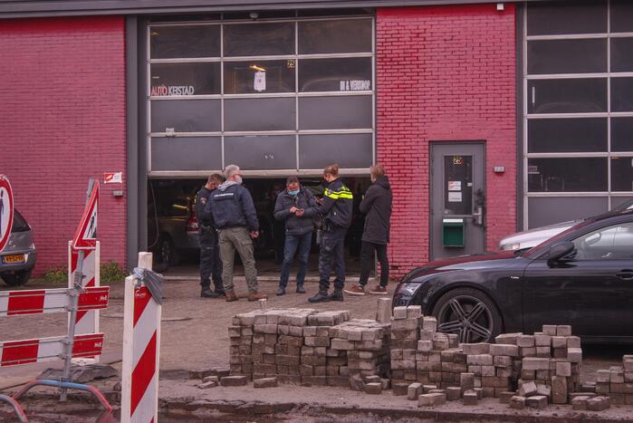 UWV, politie en handhavers doen onderzoek bij autobedrijf