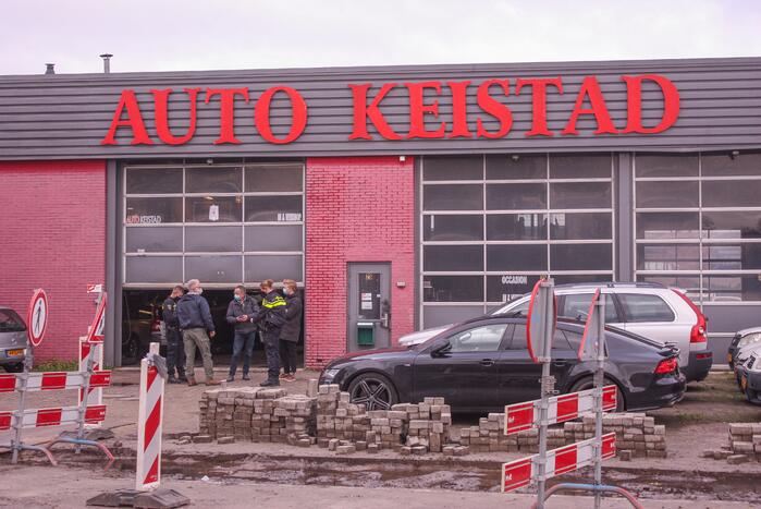 UWV, politie en handhavers doen onderzoek bij autobedrijf