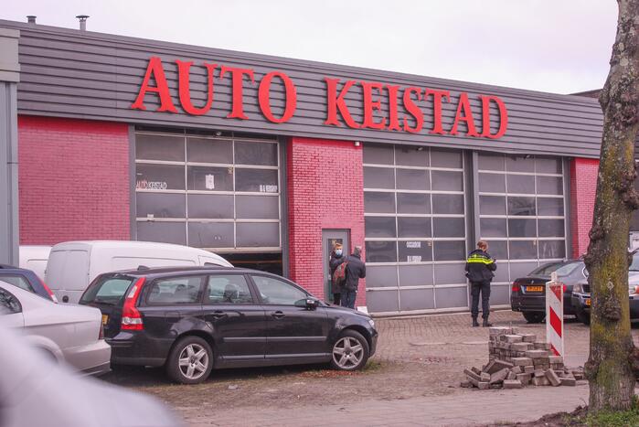 UWV, politie en handhavers doen onderzoek bij autobedrijf