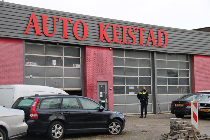UWV, politie en handhavers doen onderzoek bij autobedrijf
