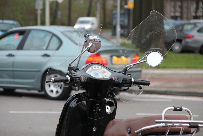 Twee scooters botsen voor winkelcentrum Schothorst