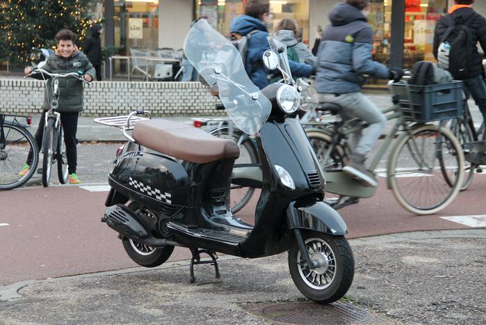 Twee scooters botsen voor winkelcentrum Schothorst