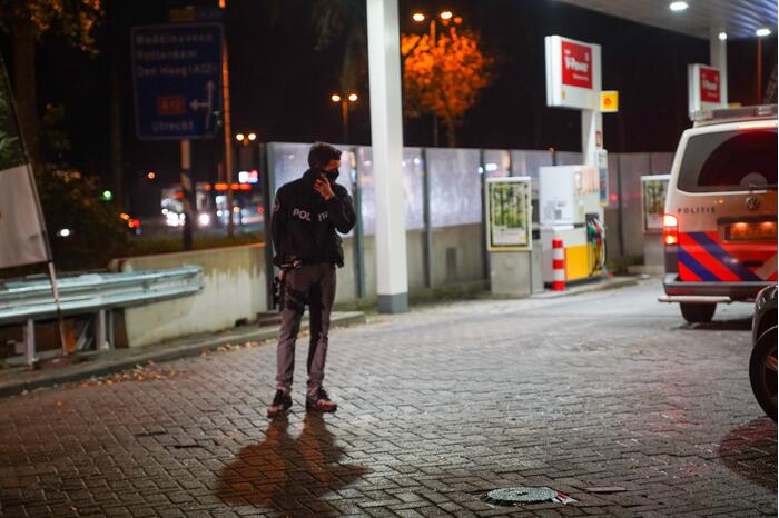 Aanhoudingseenheid verricht aanhoudingen bij tankstation