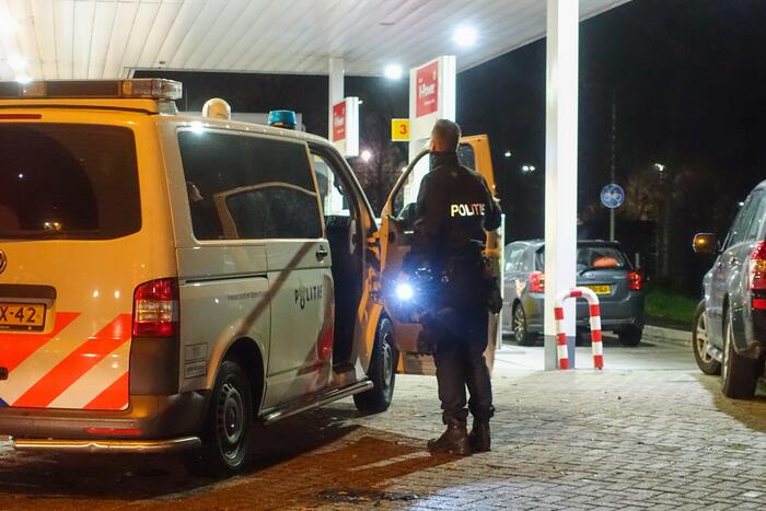 Aanhoudingseenheid verricht aanhoudingen bij tankstation