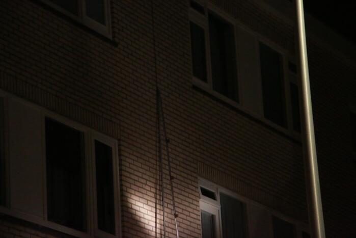 Brandweer verwijderd losgeraakte goot