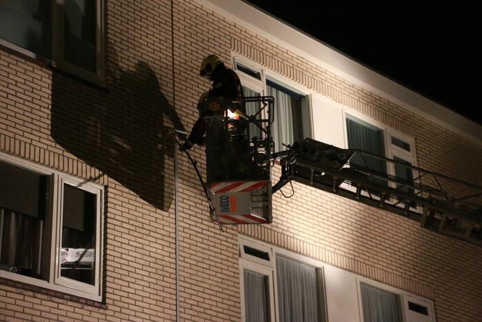 Brandweer verwijderd losgeraakte goot