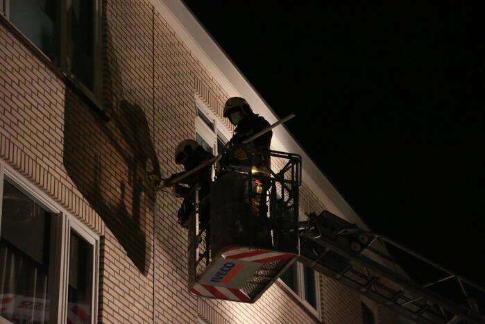 Brandweer verwijderd losgeraakte goot