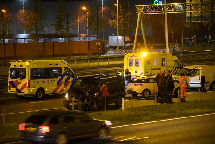 Snelweg afgesloten door ongeval met meerdere voertuigen