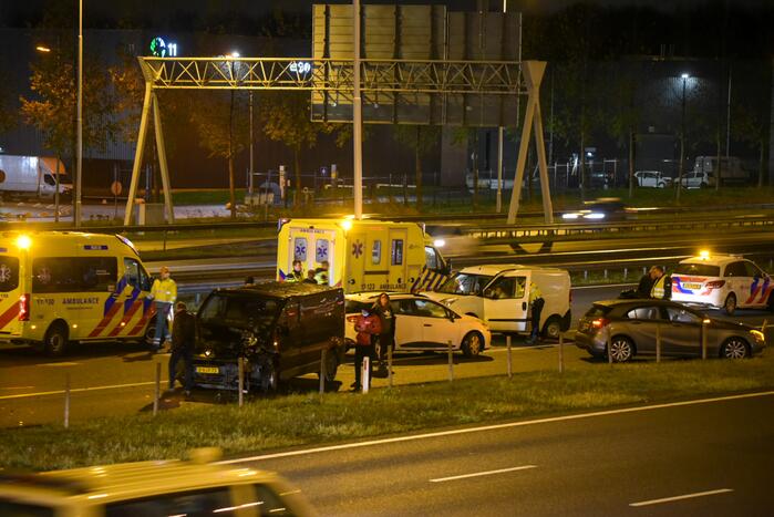 Snelweg afgesloten door ongeval met meerdere voertuigen