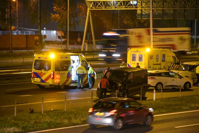 Snelweg afgesloten door ongeval met meerdere voertuigen