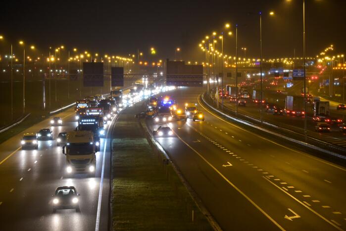 Snelweg afgesloten door ongeval met meerdere voertuigen
