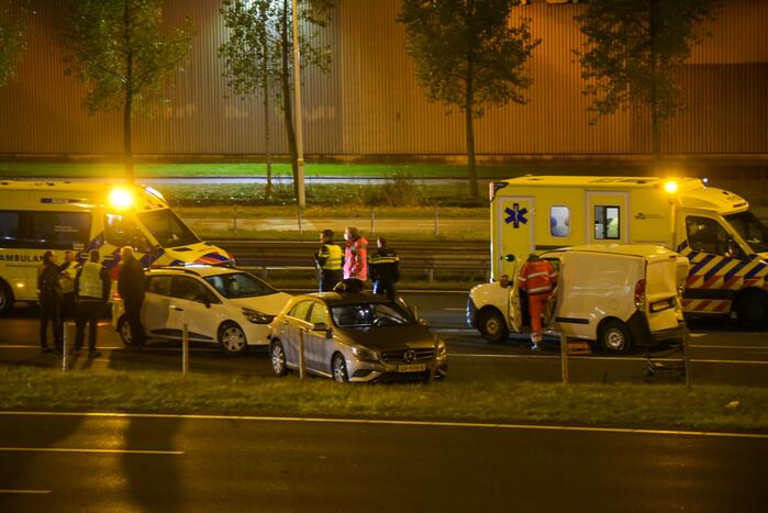 Snelweg afgesloten door ongeval met meerdere voertuigen