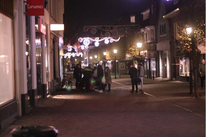 Scooter en fiets botsen in winkelgebied