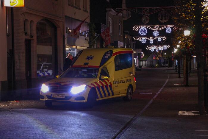 Scooter en fiets botsen in winkelgebied