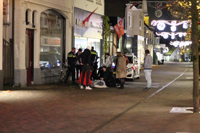 Scooter en fiets botsen in winkelgebied