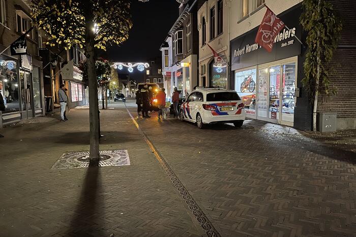 Scooter en fiets botsen in winkelgebied