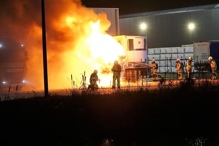 Vrachtwagen verwoest door brand
