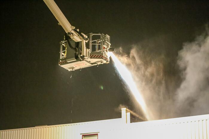 Brandweer blust brand op dak