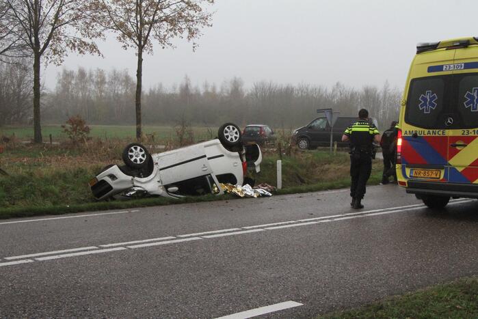 Auto slaat over de kop op kruising
