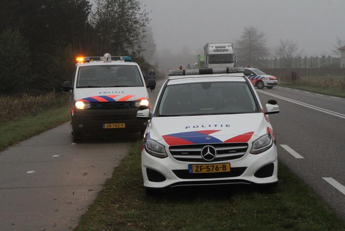 Auto slaat over de kop op kruising