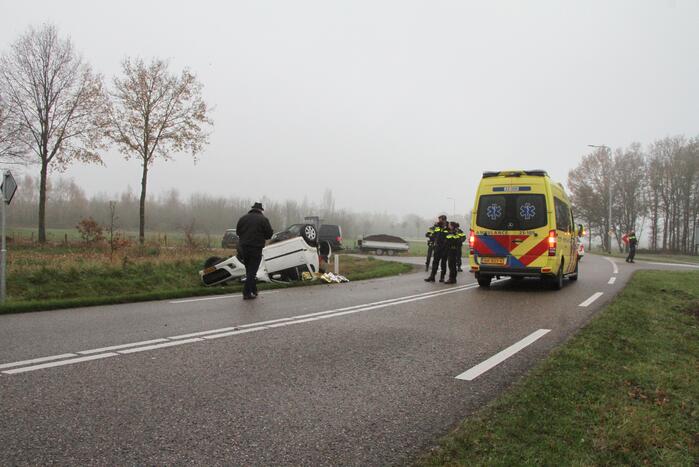 Auto slaat over de kop op kruising
