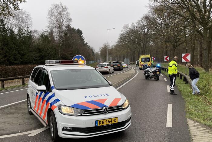 Bestelbus belandt op zijn kant via vangrail