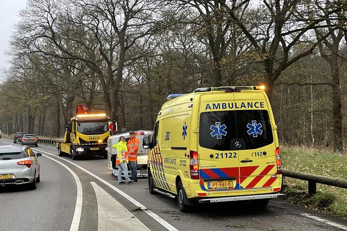 Bestelbus belandt op zijn kant via vangrail
