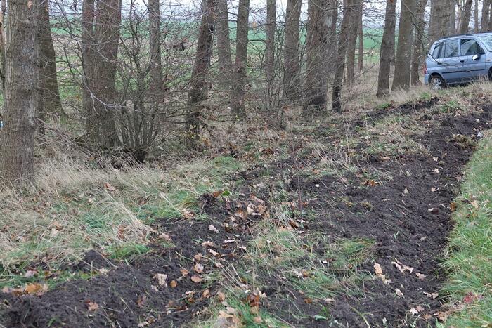 Automobilist verliest macht over het stuur en belandt in berm