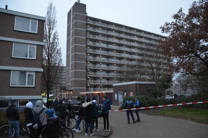 Verward persoon op galerij van flatwoning