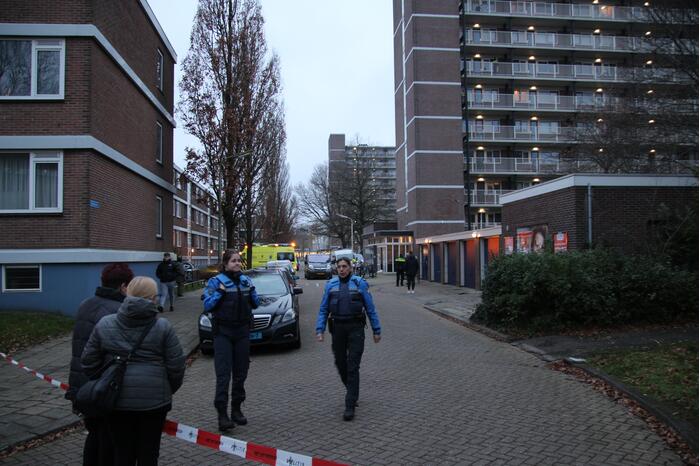 Verward persoon op galerij van flatwoning
