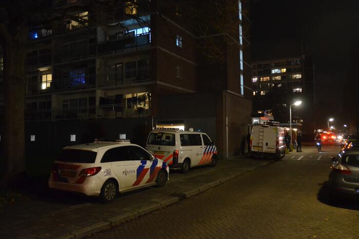 Verward persoon op galerij van flatwoning