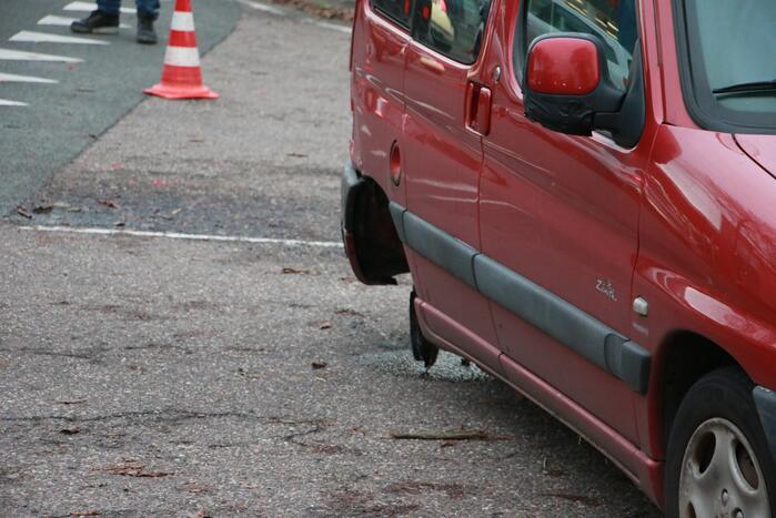 Wiel van auto breekt af na aanrijding