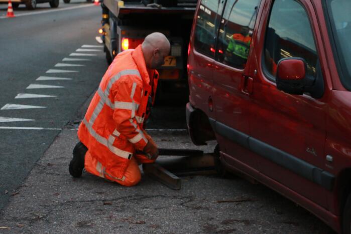 Wiel van auto breekt af na aanrijding