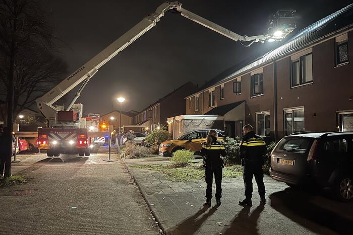 Brand in zonnepanelen op dak van woning