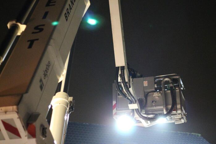 Brand in zonnepanelen op dak van woning