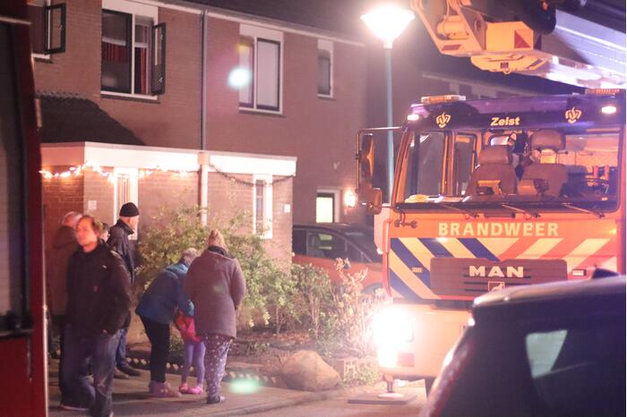 Brand in zonnepanelen op dak van woning