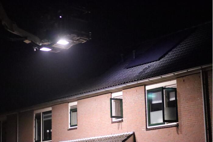 Brand in zonnepanelen op dak van woning