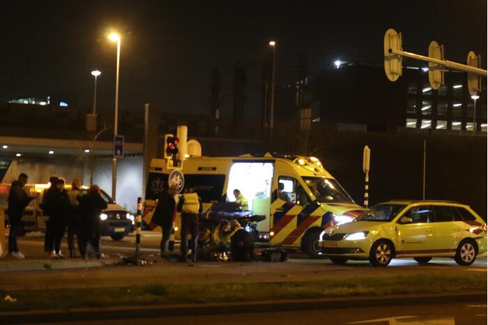 Scooterrijder gewond bij aanrijding met auto