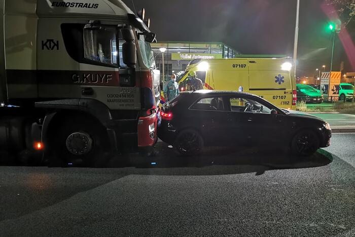 Vrachtwagen botst achterop auto