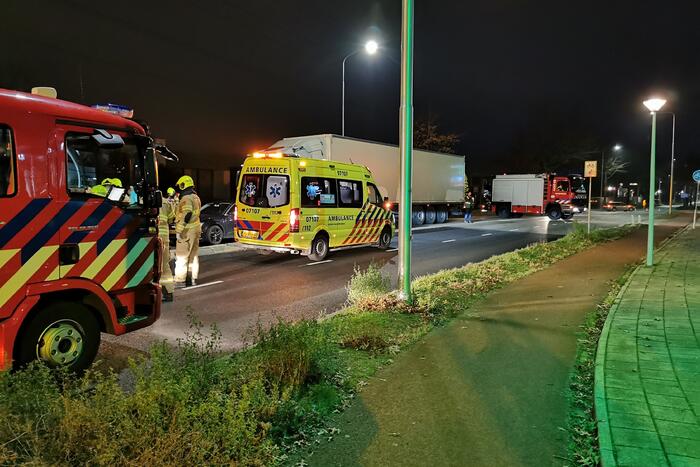 Vrachtwagen botst achterop auto
