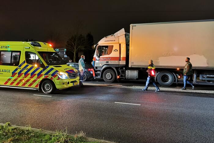 Vrachtwagen botst achterop auto