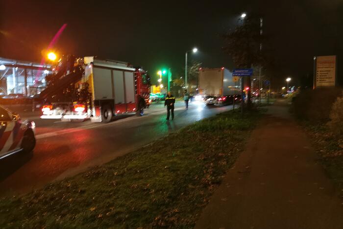 Vrachtwagen botst achterop auto
