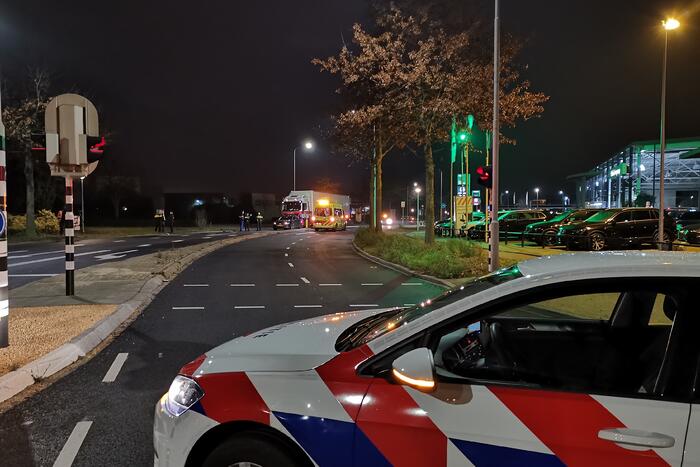 Vrachtwagen botst achterop auto