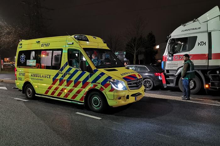 Vrachtwagen botst achterop auto