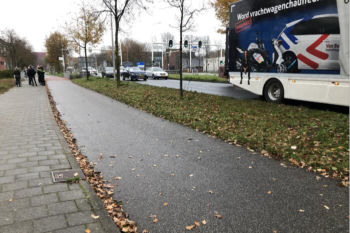 Automobilist botst achter op vrachtwagen