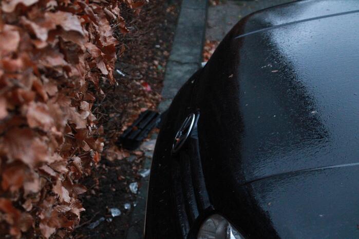 Vuurwerkbom zorgt voor schade aan voertuigen