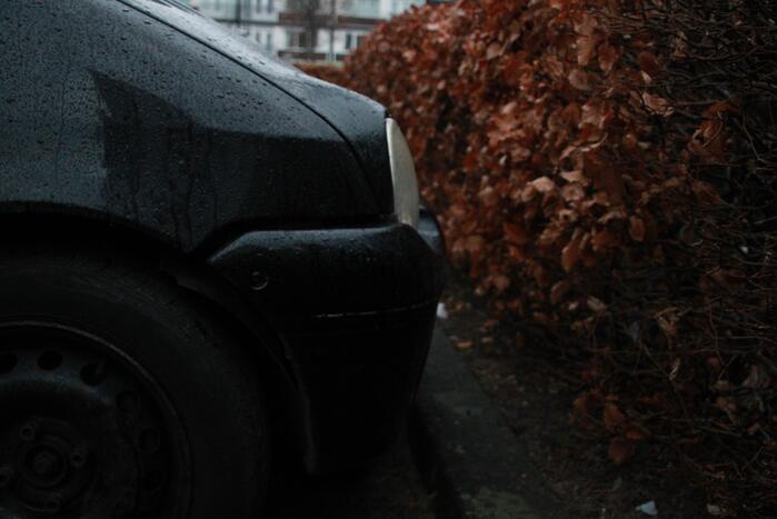 Vuurwerkbom zorgt voor schade aan voertuigen