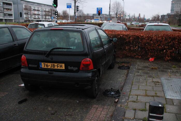 Vuurwerkbom zorgt voor schade aan voertuigen
