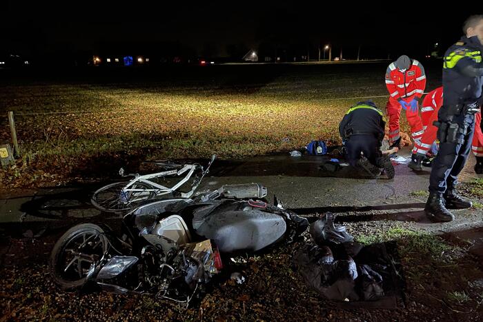 Twee gewonden bij zware aanrijding tussen scooter en fiets