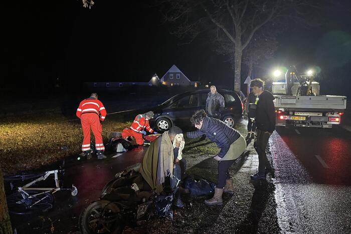 Twee gewonden bij zware aanrijding tussen scooter en fiets